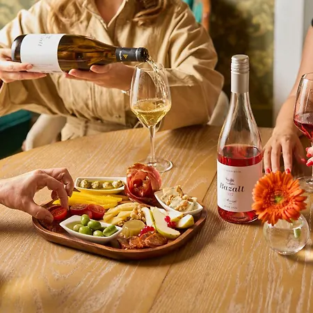 Icce Borbirtok - Wine, Dine & Rest Oda ve Kahvaltı Monoszlo