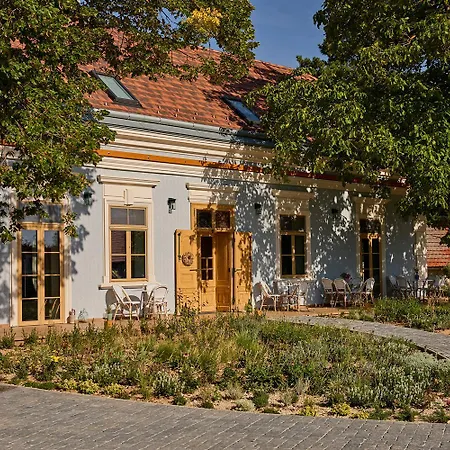 Icce Borbirtok - Wine, Dine & Rest Monoszlo