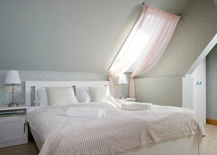 Monoslow - Wine, Dine & Rest B&B
